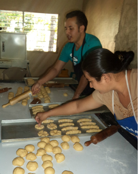 Redes beneficia a comunidades con taller de panadería