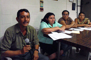 Observadores salvadoreños regresan al país después del golpe de estado en Honduras